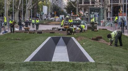 &Uacute;ltimos trabajos antes de la inauguraci&oacute;n del monumento de Amat en homenaje a Espriu.