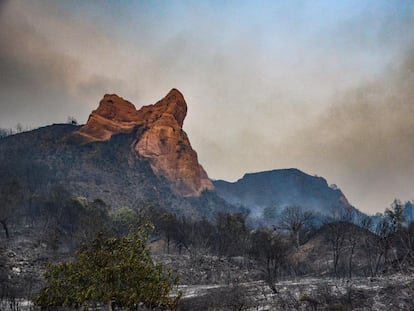 Vista de Las Medulas, acechadas por el fuego, en una imagen del pasado domingo.