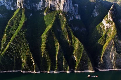 Es el tercer río más largo del mundo (3.600 kilómetros) y abril su mejor momento: clima seco y fresco para navegar de Chongqing a Wuhan, tramo de 160 kilómetros que combina bosques de bambú, apacibles orillas y los barrancos de Xiling, Wu (en la foto) y Qutang. Los cruceros se detienen en la presa de las Tres Gargantas, el mayor proyecto de construcción a escala mundial.