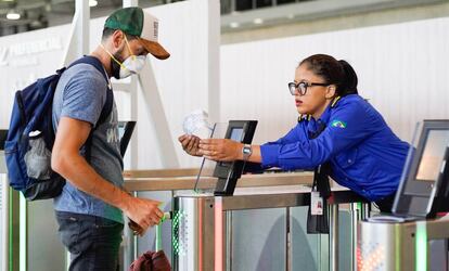 Un pasajero y una empleada del aeropuerto internacional de Río de Janeiro. 