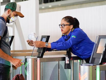 Un pasajero y una empleada del aeropuerto internacional de Río de Janeiro. 