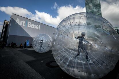 'Tears', una performance de la artista británica Monster Chetwynd, que se representa en la explanada del recinto ferial de Art Basel, en Basilea (Suiza).