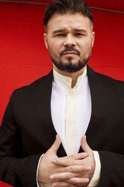 Gabriel Rufián. Político. Camisa y chaqueta de Jil Sander.