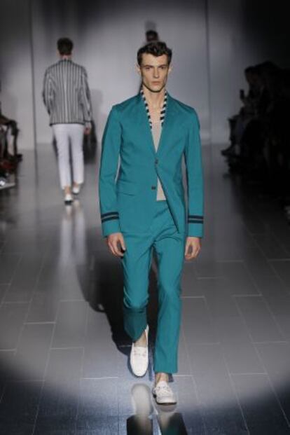 Uno de los modelos del desfile de Gucci en la semana de la moda para hombre de Milán.