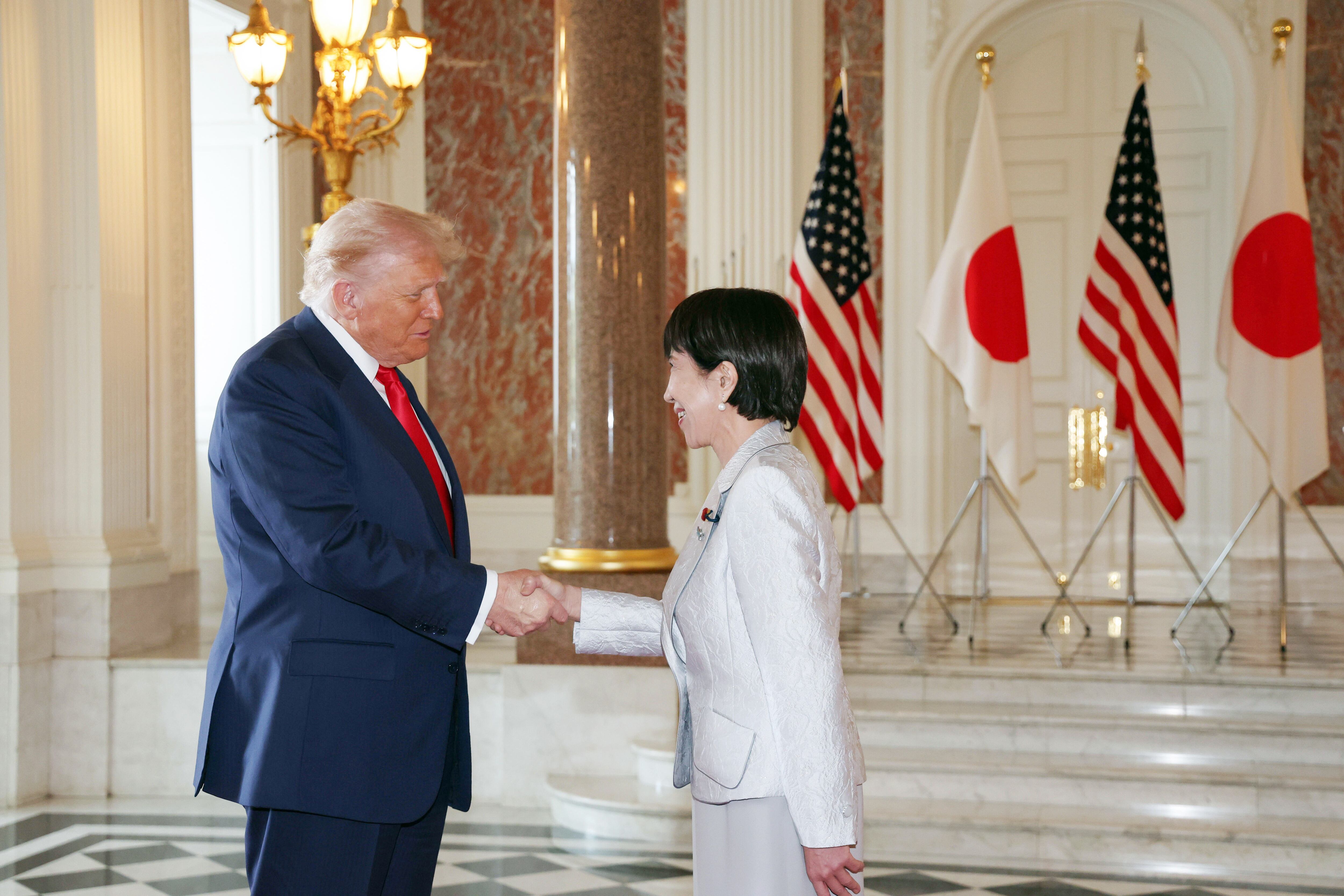 El presidente de EE UU, Donadl Trump, y la primera ministra de Japón, Sanae Takaichi.