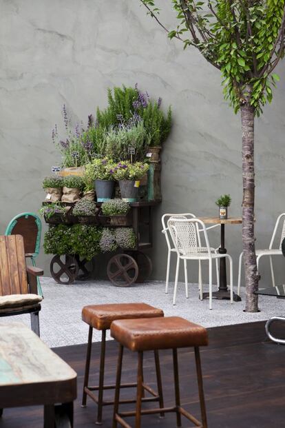 El patio circular de la antigua Embajada se ha transformado en un restaurante de la mano de Cuca García