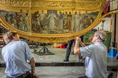 Un momento de la restauración de la Carroza Dorada.