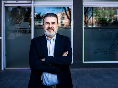 Miguel Galán, en la entrada de la escuela de entrenadores (Cenafe) que preside.