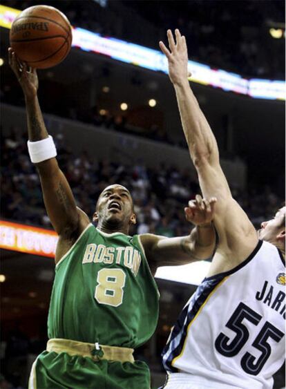 Marbury entra a canasta ante Jaric, de Memphis Grizzlies.