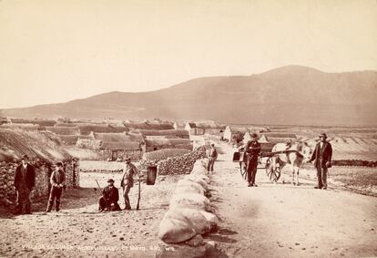 Habitantes de la isla Achill retratados alrededor de 1880.