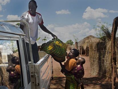 Un trabajador humanitario realiza una entrega a una beneficiaria del proyecto de Mundukide Fundazioa para la generación de oportunidades económicas a través de las capacidades agrícolas, apoyado por la AECID, en Cabo Delgado (Mozambique), en 2017.
 
 
 