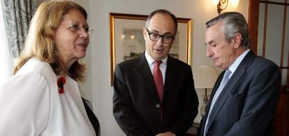 La presidenta de la Comisi&oacute;n Nacional del Mercado de Valores (CNMV), Elvira Rodr&iacute;guez; el subgobernador del Banco de Espa&ntilde;a, Fernando Restoy y el presidente de la Comisi&oacute;n Nacional de los Mercados y la Competencia (CNMC), Jos&eacute; Mar&iacute;a Mar&iacute;n (i a d).