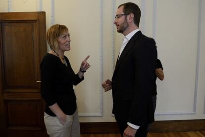 Javier Maroto conversa con la candidata de EH Bildu de Vitoria, Miren Larrion.