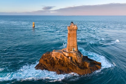 Vistas del faro de la Vieille desde la punta de Raz, en Bretaña Francia