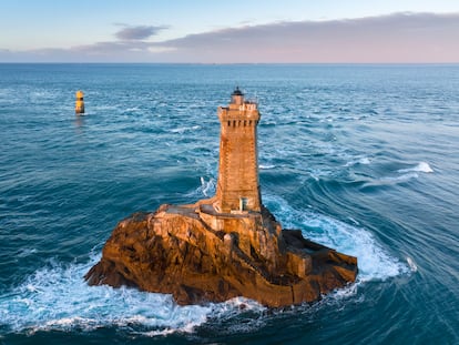 Vistas del faro de la Vieille desde la punta de Raz, en Bretaña Francia