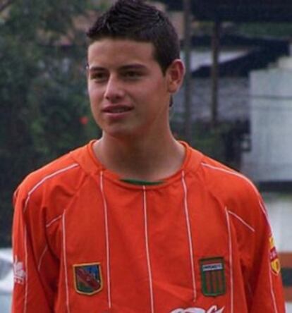 James Rodríguez, con la camiseta del Envigado, club en el que debutó con 14 años en el fútbol profesional.