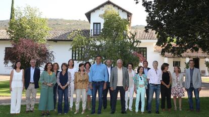 Foto de familia del Gobierno en Quintos de Mora (Toledo) este domingo.