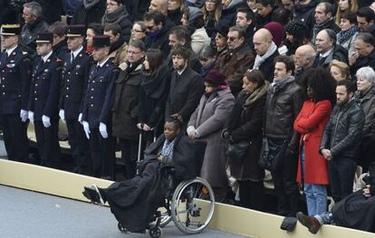 Una mujer herida en los atentados de Par&iacute;s, en el homenaje.