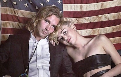Miley Cyrus y Jesse, el vagabundo que recogío el premio MTV en su lugar