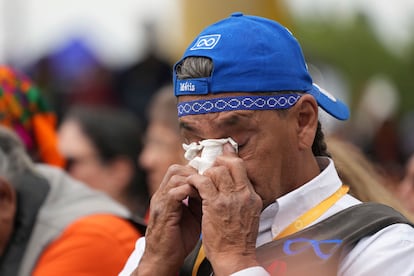 Un hombre indígena se seca las lágrimas tras el discurso del Papa, este lunes en Maskwacis (Canadá).