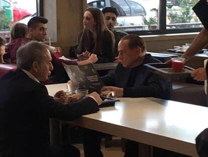 El exprimer ministro de Italia Silvio Berlusconi fue fotografiado en el McDonalds de Segrate (Milán) el pasado domingo y la foto rápidamente se hizo viral en las redes sociales. El presidente de Forza Italia, como se ve en la imagen, está consultando la carta del restaurante de comida rápida y, según 'Il Corriere della Sera', pidió un zumo de naranja