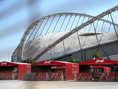 Puestos de venta de Budweiser en el estadio internacional Khalifa, en Doha, este viernes.