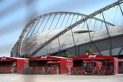 Puestos de venta de Budweiser en el estadio internacional Khalifa, en Doha, este viernes.