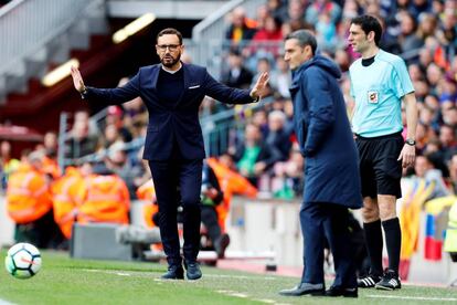 El entrenador del Getafe José Bordalás, y el entrenador del Barcelona Ernesto Valverde, durante el partido.