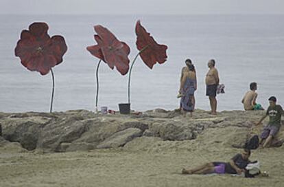 Obra <i>Tres amapolas para un jardín en el mar,</i> de Iraida Cano, en Benicàssim.