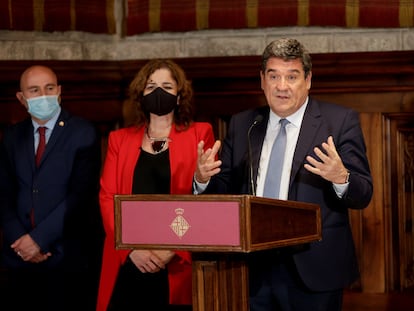 José Luis Escrivá, junto a Milagros Paniagua y Carlos Prieto (izquierda), ayer en Barcelona.