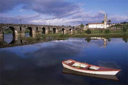 Puente de origen romano sobre el río Lima, en Ponte de Lima, considerada la villa más antigua de Portugal. Al fondo asoma la iglesia de San Antonio.