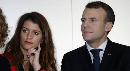 La secretaria de Estado francesa para la igualdad entre hombres y mujeres, Marl&egrave;ne Schiappa, con el presidente Emmanuel Macron