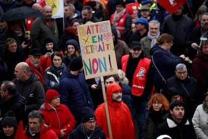 Un hombre sujeta una pancarta durante la manifestación de  Saint-Nazaire, este 19 de enero. 