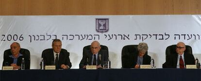 Los miembros de la Comisión Winograd, durante la presentación en Jerusalén de su primer informe