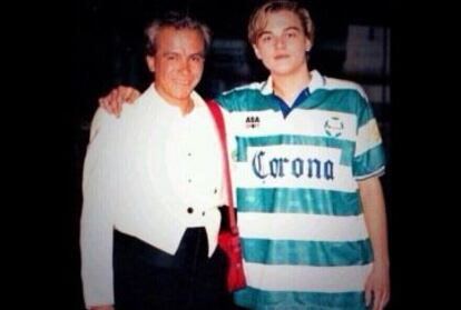 DiCaprio posa con la camiseta del Santos Laguna, en 1996