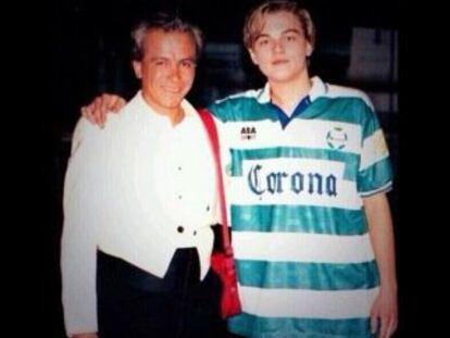 DiCaprio posa con la camiseta del Santos Laguna, en 1996