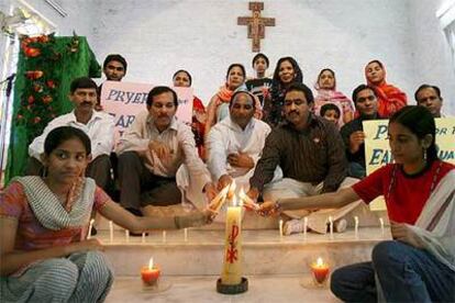 Un grupo de paquistaníes cristianos encienden velas en honor de las víctimas del terremoto ayer en Lahore.