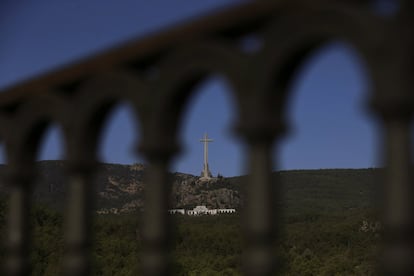 El Valle de los Caídos visto desde El Escorial. 