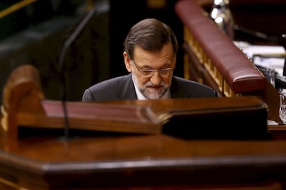 El presidente del gobierno, Mariano Rajoy, se acerca al estrado del hemiciclo