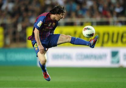 Messi controla el balón ante el Sevilla.