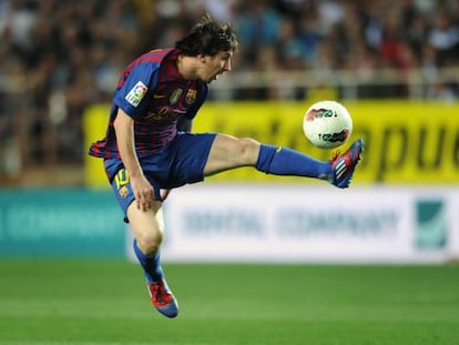 Messi controla el bal&oacute;n ante el Sevilla.