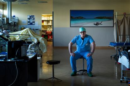 Miguel Estade, anestesista de 62 años, en un hospital de Béziers, al sur de Francia. En Mallorca, dice, no tenía vida. “No estabas pagado por la esclavitud que sufrías”. Emigró hace cuatro años. Tiene más tiempo libre y gana más.