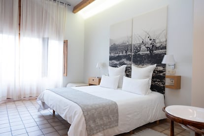 Una de las habitaciones de Els Casals, con una fotografía en el cabezal de Àngel Prat, el abuelo de Oriol Rovira.