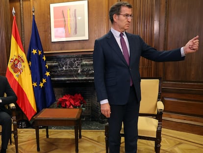 Reunión entre el Presidente del Gobierno, Pedro Sánchez y el líder de la oposición (PP), Alberto Núñez Feijóo, en el Congreso de los Diputados este viernes.