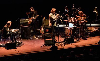 El trompetista noruego Nils Petter Molvaer, en el centro, con su banda durante el concierto.