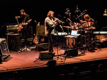 El trompetista noruego Nils Petter Molvaer, en el centro, con su banda durante el concierto.