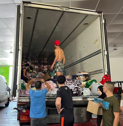 Personas ayudan a cargar un tráiler con donativos a Marruecos, en Madrid, en una imagen cedida.