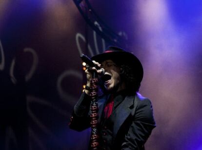 Enrique Bunbury, durante el concierto de ayer en el Palacio de Deportes de Madrid.