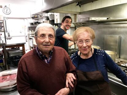 MONTSE Y JOSÉ EN LA COCINA, DETRÁS JORDI / CAPEL