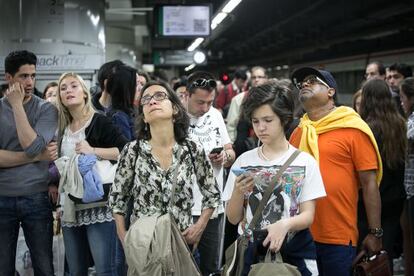 Pasajeros consultando las pantallas informativas en la estaci&oacute;n de Sants de Barcelona